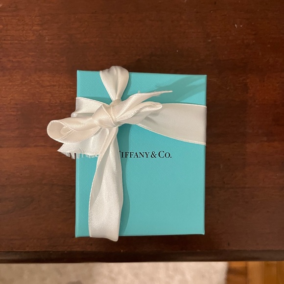 Tiffany & Co box with ribbon - Picture 1 of 3